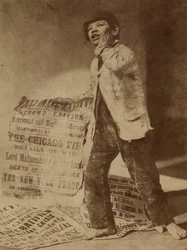 Stillet billede af en avisdreng, der råber nyheden om Chicago-branden i 1871, 1871